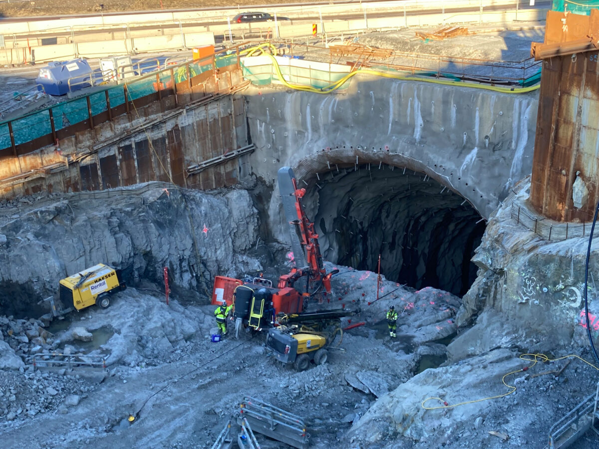 Bilden visar arbeten vid rulltrappsschaktet i hörnet av Vikdalsbron och Skvaltans väg. I framtiden tar du rulltrappan till station Nacka här.